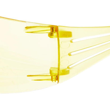 Prim-plan al balamalei și brațului ochelarilor de protecție 3M™ SecureFit™ 200 de la 3M Deutschland GmbH, evidențiind materialul din plastic transparent colorat în galben și șuruburile de conectare.
