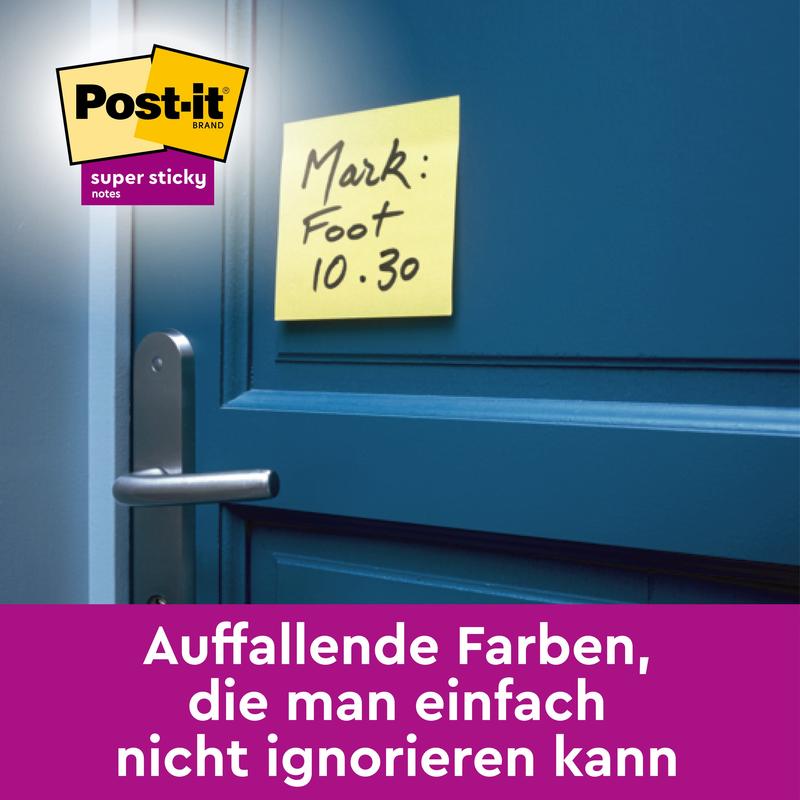 Un Post-it® Super Sticky 100% Note de Reciclare galben (76x76 mm, 70 foi, 100% PEFC) de la 3M Deutschland GmbH cu inscripția "Mark: Foot 10.30" este lipit de o ușă albastră; text german și inscripția Post-it apar în imagine.