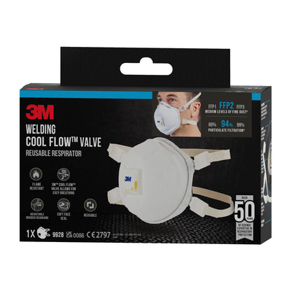 Eine Schachtel 3M™ Cool Flow™ Partikelmaske 9928 für Schweißarbeiten (1 Stück), von 3M Deutschland GmbH, mit Ventil, abgebildet in einer meist schwarzen Verpackung mit weißem und blauem Text; mit Sicherheitszertifikaten und einem Bild eines Anwenders, der die Maske trägt.
