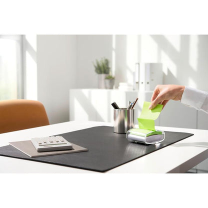 O persoană scoate un Post-it® Super Sticky Z-Note galben (76 x 76 mm) din distribuitorul negru PRO Post-it® Z-Notes de la 3M Deutschland GmbH, pe un birou ordonat cu calculator, suport de stilouri și suport negru la lumina zilei.