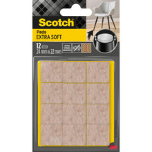 Un pachet cu 12 tampoane de fetru Scotch® Extra moi SP84A24, autoadezive, bej, 24 mm x 22 mm de la 3M Deutschland GmbH. Livrare pe suport galben; ambalajul arată un picior de scaun protejat de tampon.