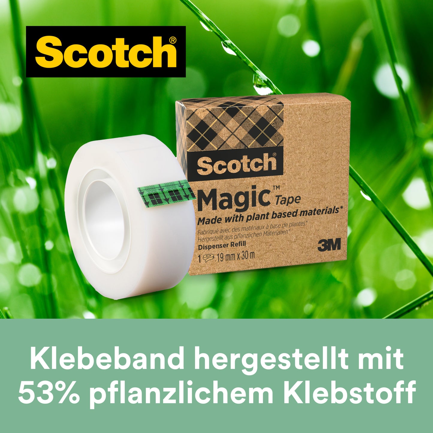 Pe un fundal verde cu picături de apă sunt ilustrate suportul de birou 3M Scotch® C38 negru și trei role de bandă adezivă Scotch® Magic™ (19 mm x 33 m). Pe ambalaj scrie că este compus din 66% adeziv pe bază de plante.