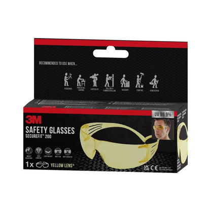O cutie cu ochelari de protecție 3M™ SecureFit™ 200 de la 3M Deutschland GmbH cu lentile galbene. Ambalajul arată imaginea produsului, caracteristicile și simbolurile pentru utilizare la șlefuire, în tâmplărie, în industria auto, la prelucrarea mecanică, la vopsire și la prelucrarea lemnului.