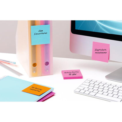 Pe birou: calculator, tastatură, dosar, caiet, riglă și Post-it® Super Sticky Notes de mari dimensiuni de la 3M Deutschland GmbH (liniuțe, 102 x 152 mm) în limba germană pentru a aminti sarcinile - aderență extra puternică pentru sortare și planificare.