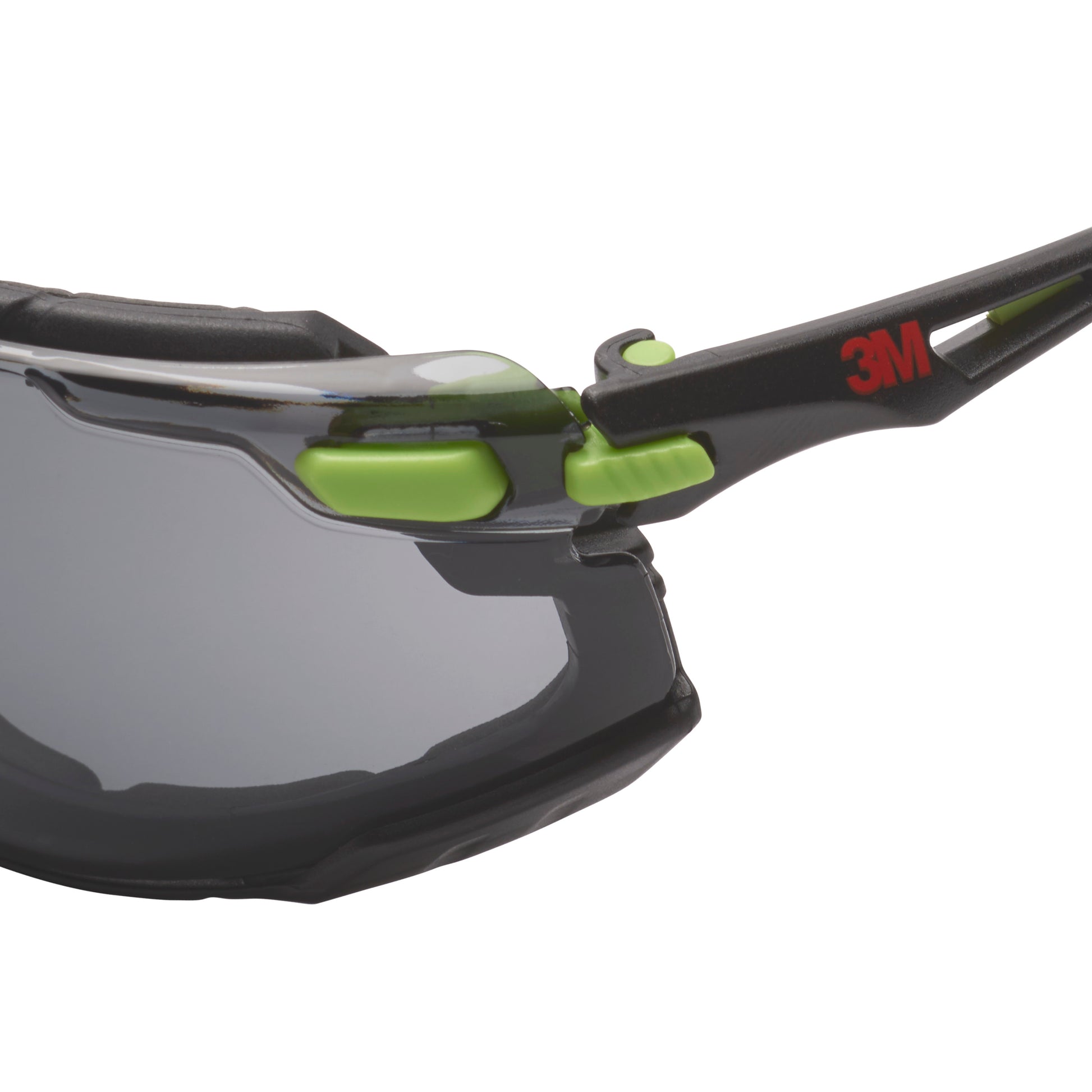 Nahaufnahme der 3M™ Solus™ Schutzbrille 1000 von 3M Deutschland GmbH in grün/schwarz mit grauen Gläsern, mit Scotchgard™ Anti-Beschlag-Beschichtung und abnehmbarer Schaumstoffdichtung; das rote 3M-Logo ist auf dem Bügel sichtbar.