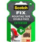 Ambalajul benzii de montaj exterioare dublu adezive Scotch-FIX™ 5412-1915-P (19 mm x 1,5 m, 1 rolă) de la 3M Deutschland GmbH arată proprietățile sale rezistente la intemperii și capacitatea de încărcare de 5 kg, cu o fotografie care arată un semn cu numărul casei.