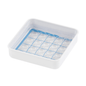 Tava pentru pahare melipul 20x1-26 de la Helmut Schwarz GmbH este un recipient de depozitare alb, pătrat, din plastic, cu capac transparent, special conceput pentru a găzdui 16 articole individuale în compartimente separate, vizibile de sus.