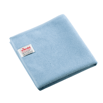 Cârpă pliată din microfibră Vileda Professional r-MicroTuff Swift, de culoare albastră, cu o etichetă albă cusută pe ea, pe care sunt imprimate numele mărcii și simbolurile de întreținere.