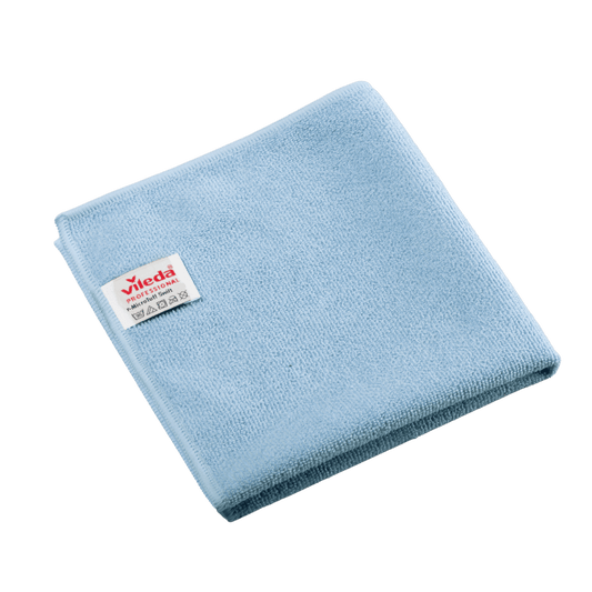 Cârpă pliată din microfibră Vileda Professional r-MicroTuff Swift, de culoare albastră, cu o etichetă albă cusută pe ea, pe care sunt imprimate numele mărcii și simbolurile de întreținere.