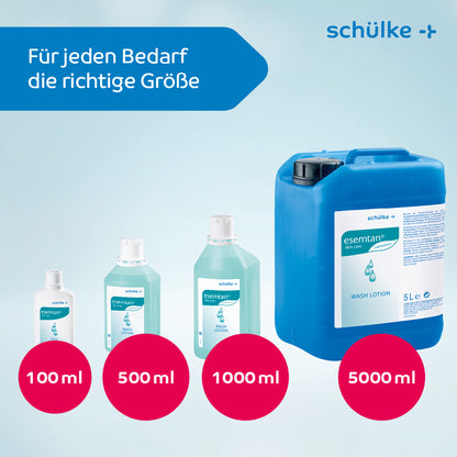 Imaginea arată patru sticle de loțiune de spălat Schülke Esemtan® în mărimi crescătoare (100 ml, 500 ml, 1000 ml și 5000 ml) pe un fundal albastru. Textul spune „Pentru fiecare nevoie, mărimea potrivită” și în colțul din dreapta sus scrie „Schülke & Mayr GmbH”.