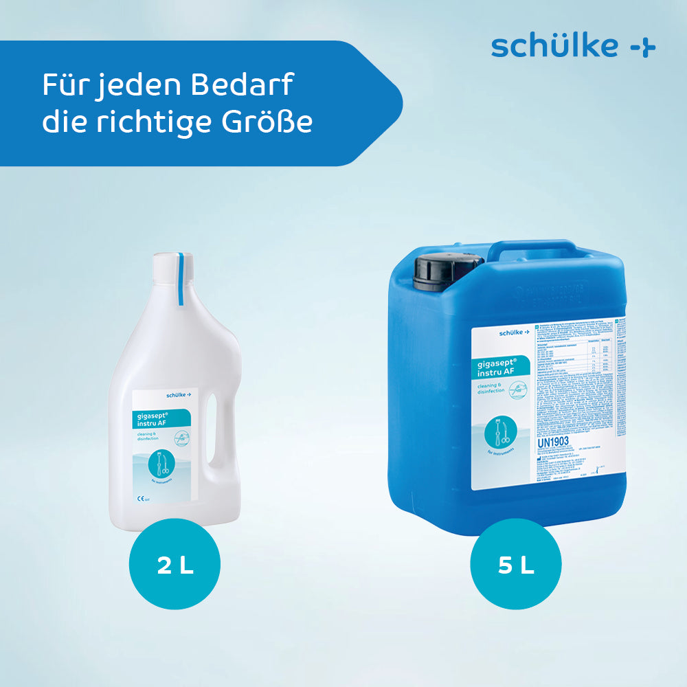 Imaginea arată două recipiente de dezinfectant pentru instrumente Schülke gigasept® instru AF (fără aldehide) cu logo-ul Schülke & Mayr GmbH. Recipientul din stânga, ideal pentru curățarea endoscoapelor, are o capacitate de 2 litri și este alb cu etichetă albastră, în timp ce recipientul din dreapta are o capacitate de 5 litri și este albastru cu etichetă albă. Ambele sunt plasate pe un fundal albastru deschis. Textul spune „Pentru fiecare nevoie, dimensiunea potrivită.”