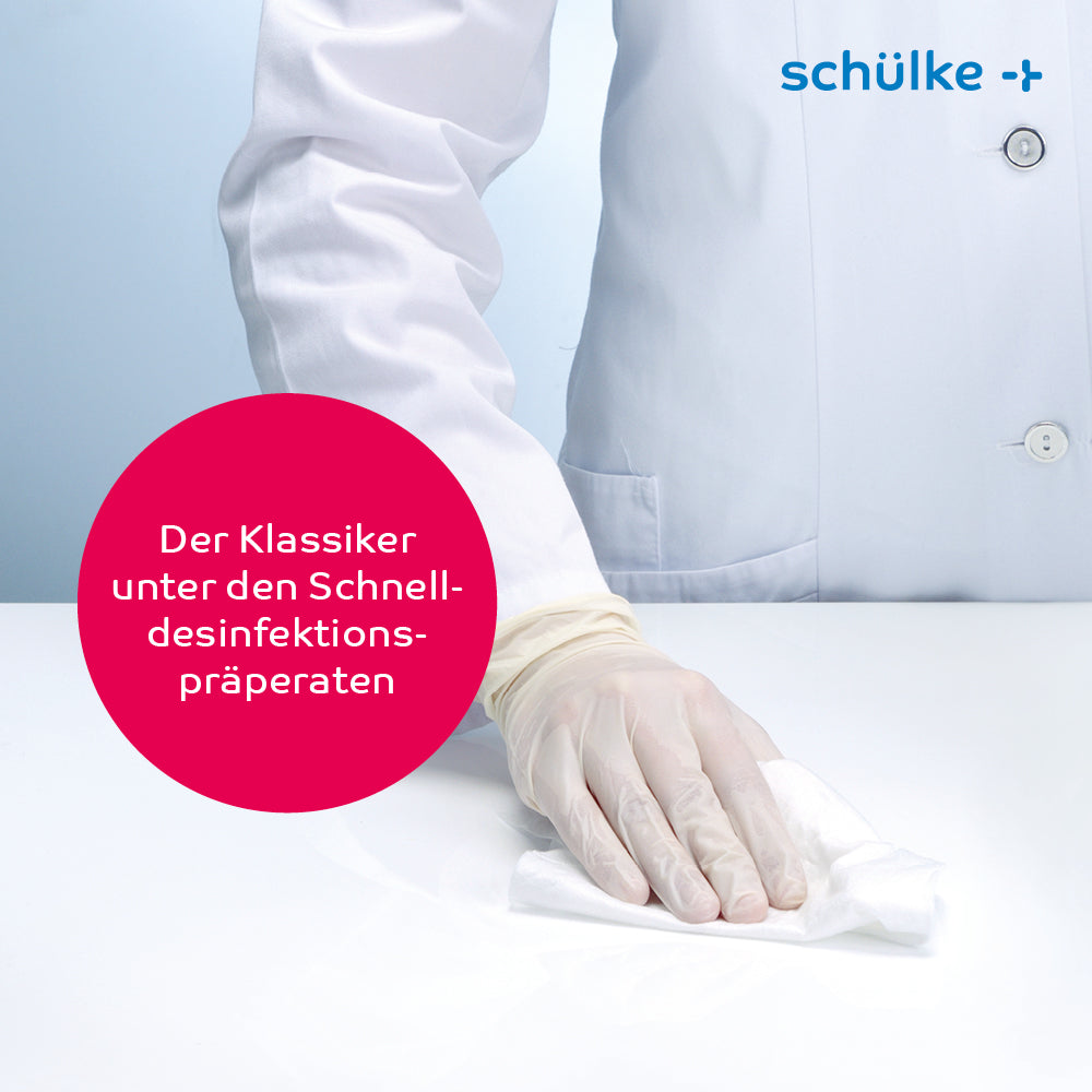 Eine Person im weißen Laborkittel und Handschuhen reinigt eine Oberfläche mit Schülke mikrozid® AF wipes Desinfektionstüchern. In einer Textblase steht auf Deutsch: „Der Klassiker unter den Schnell-Desinfektions-Präparaten.“ In der oberen rechten Ecke befindet sich das Firmenlogo der Schülke & Mayr GmbH und unterstreicht das Engagement der alkoholischen Schnelldesinfektion.