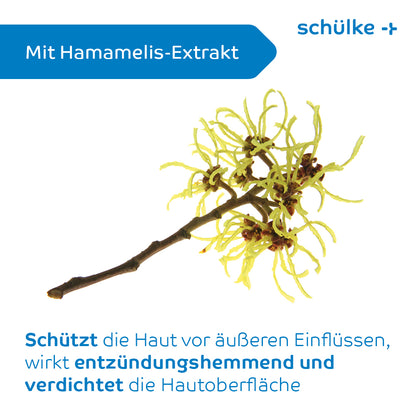 Pe un fundal alb este ilustrată o ramură de hamamelis cu flori galbene. Textul spune „Cu extract de hamamelis” și descrie în limba germană avantajele protectoare pentru piele, inclusiv ameliorarea iritațiilor pielii. Pe ambalajul cremei de protecție Schülke sensiva® este inscripționat cu albastru „Schülke & Mayr GmbH”.