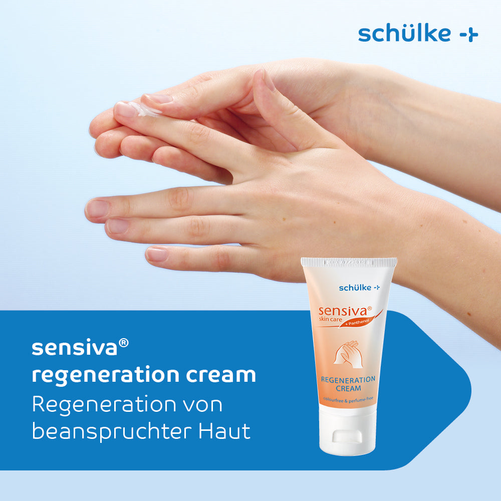 O persoană aplică cremă dintr-un tub cu inscripția „Schülke Sensiva® Cremă regeneratoare - 50 ml“ de la Schülke & Mayr GmbH, cunoscută pentru formula sa testată dermatologic. Textul german „Regenerarea pielii solicitate“ este pe un fundal albastru.