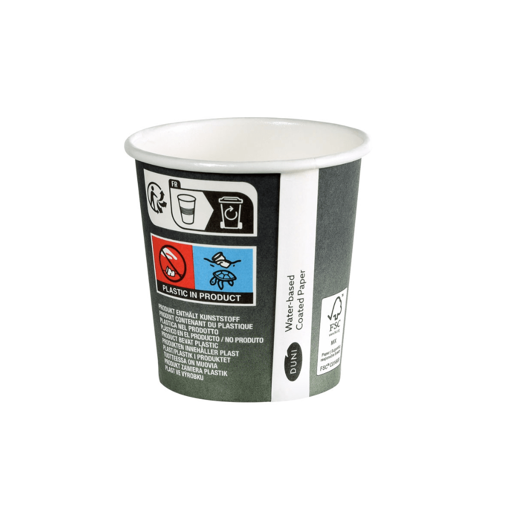 Paharul de cafea Duni Urban PAP/PLA Imprimat de la Duni GmbH este un pahar mic de unică folosință din carton cu simboluri și text care indică conținutul de plastic. Dispune de un logo cu certificare FSC, un simbol de craniu și un text în diferite limbi care subliniază sustenabilitatea pentru înțelegerea globală.
