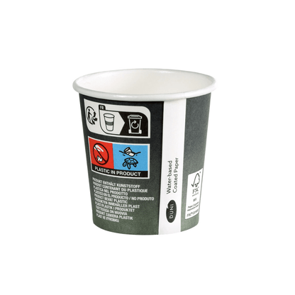 Paharul de cafea Duni Urban PAP/PLA Imprimat de la Duni GmbH este un pahar mic de unică folosință din carton cu simboluri și text care indică conținutul de plastic. Dispune de un logo cu certificare FSC, un simbol de craniu și un text în diferite limbi care subliniază sustenabilitatea pentru înțelegerea globală.