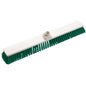 Der Haug Großraumbesen von Haug Bürsten KG ist ein weißer Besenkopf mit grünen, weichen PBT-Geschlitzt-Borsten, perfekt für die professionelle Reinigung. Er verfügt über eine Befestigungsmöglichkeit für einen Stiel und die Borsten sind gleichmäßig über den 600 x 72 x 50 mm großen Rahmen verteilt.