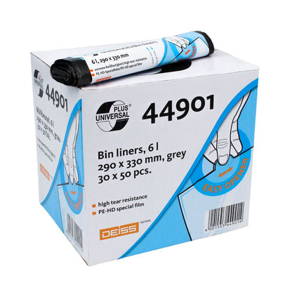 Zu sehen ist ein Karton DEISS Universal Plus® Müllbeutel 6 Liter, 44901 von EMIL DEISS KG (GmbH + Co.), der 50 graue Kunststoffbeutel aus HDPE-Spezialfolie mit den Maßen 290 x 330 mm enthält. Die Verpackung hebt ihre „hohe Reißfestigkeit“ und „leicht zu öffnenden“ Eigenschaften hervor. Eine Rolle dieser Beutel liegt oben auf dem Karton.